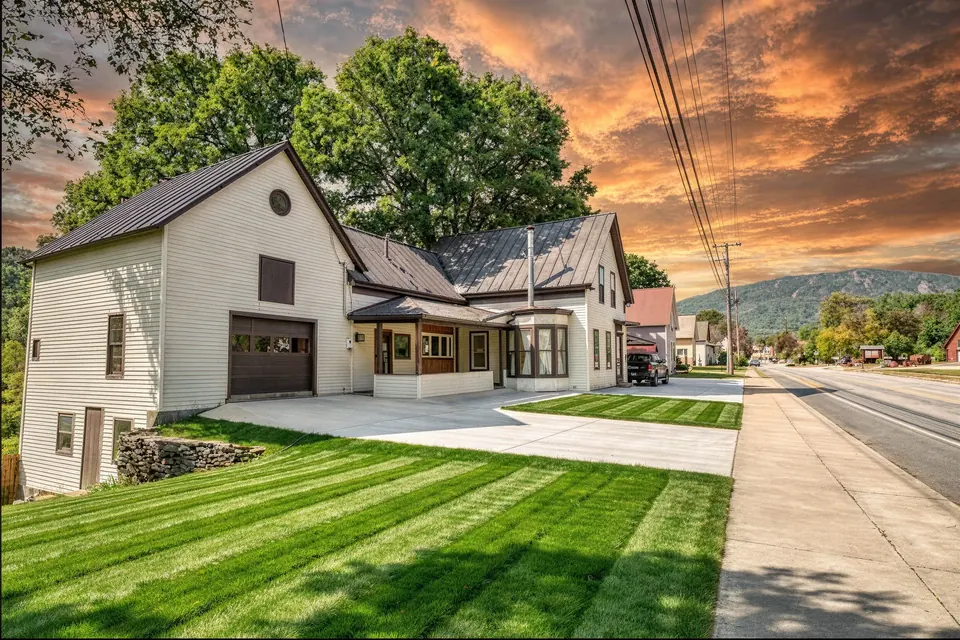 Epic Mountain Stays website showing a mountain home at sunset in Vermont